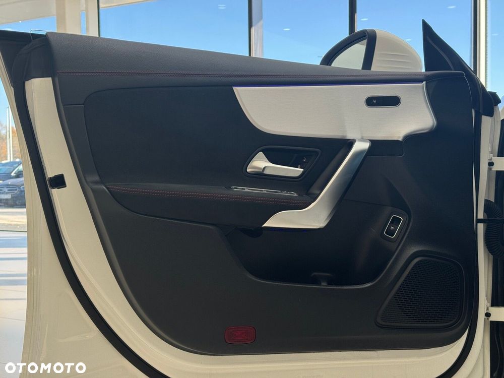 Mercedes-Benz CLA - 12