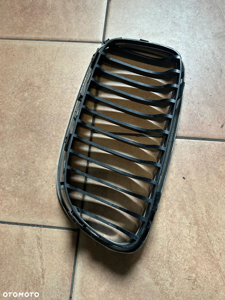 ATRAPA GRILL NERKA BMW E90 E91 PRAWA 7201970 - 2
