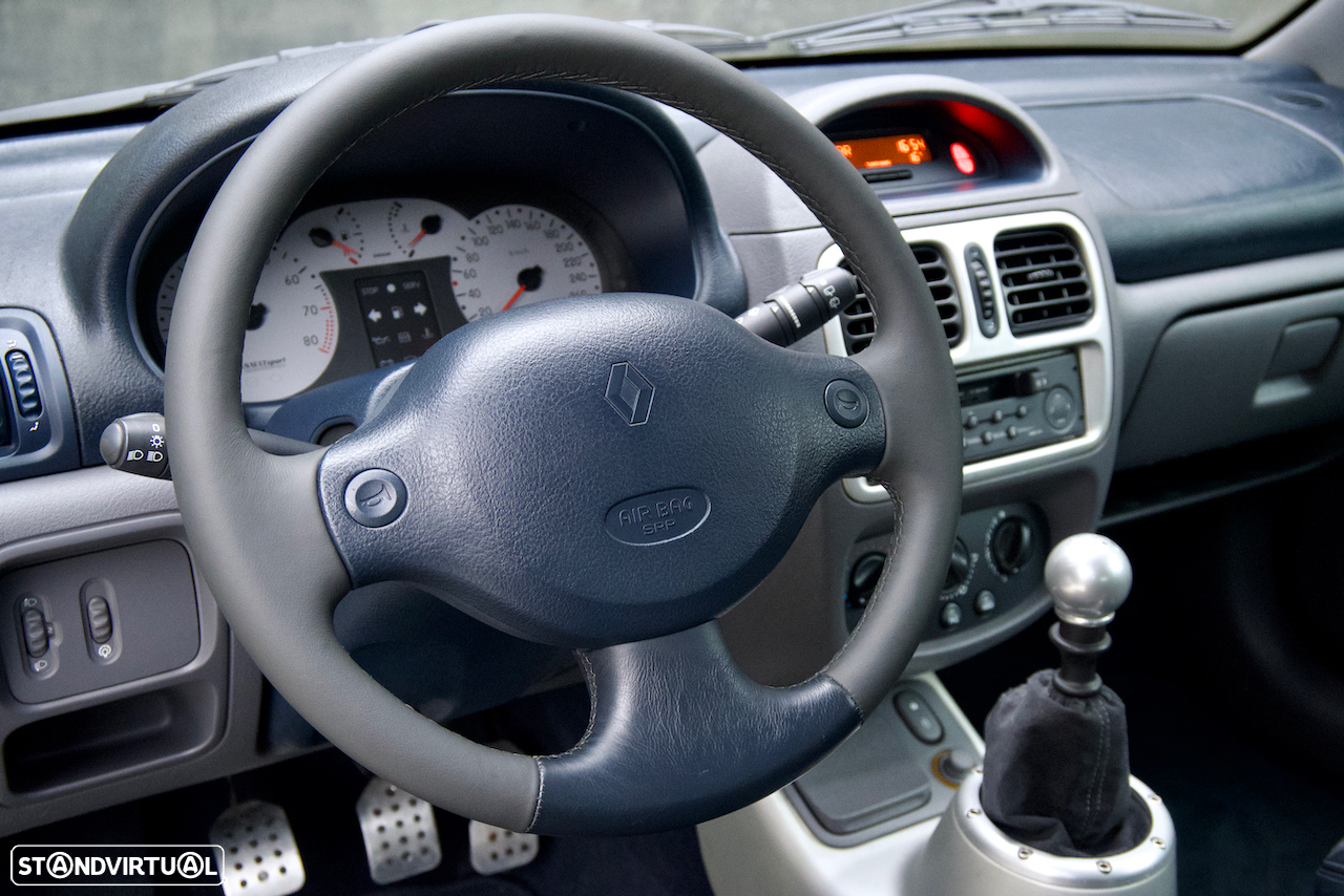 Renault Clio 3.0 V6 Sport - 16