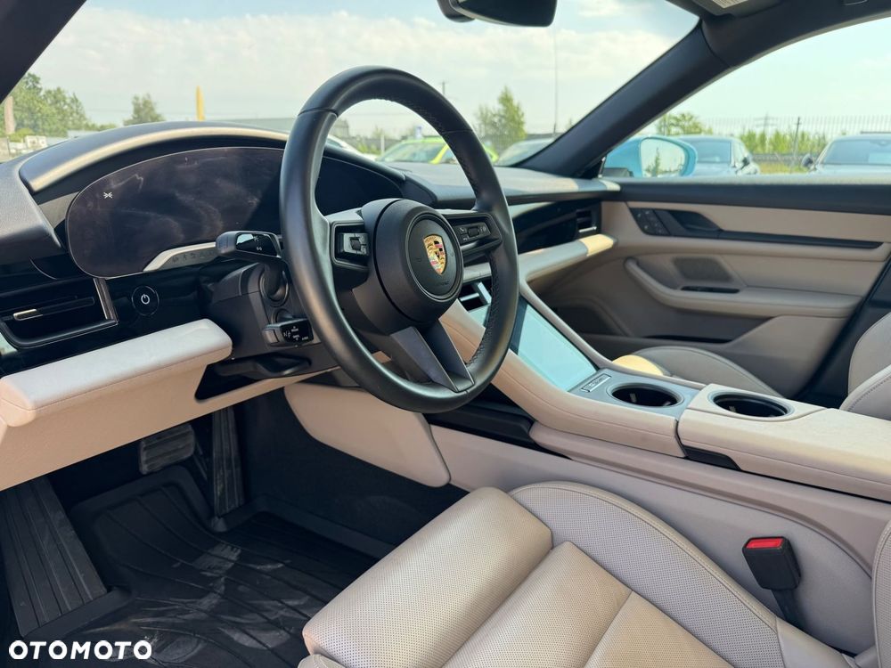 Porsche Taycan - 11