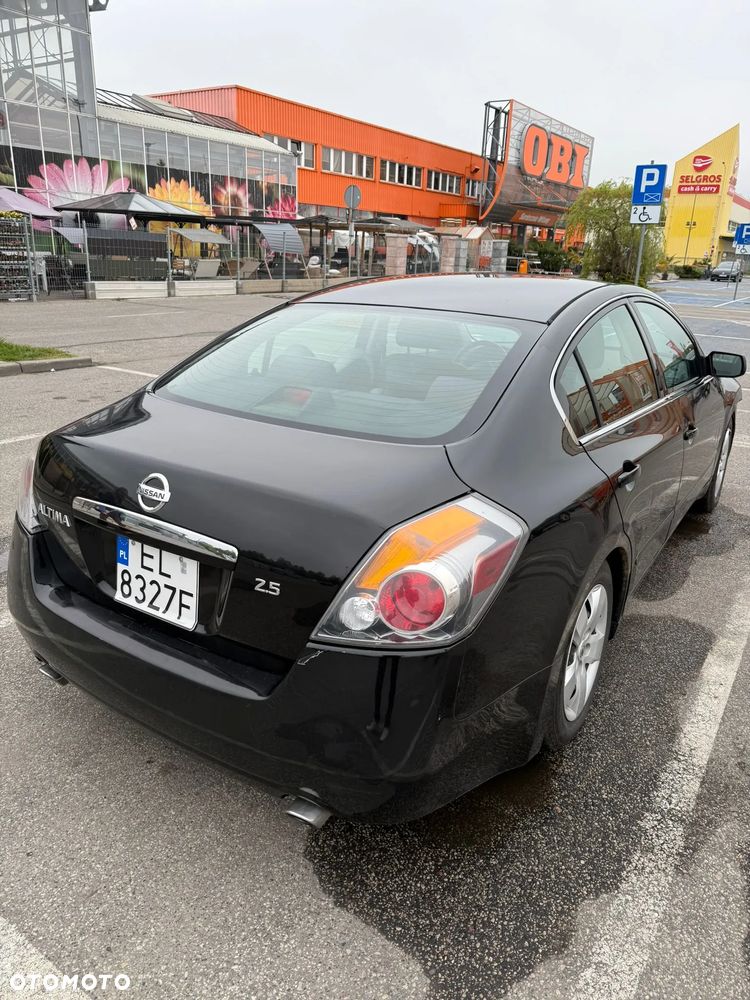 Nissan Altima - 4