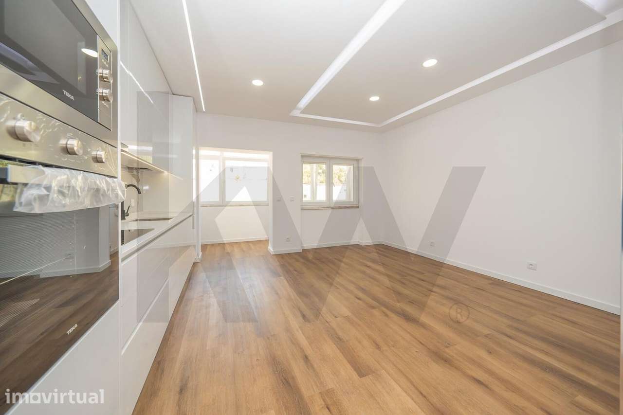 T2 Renovado de Raiz no Feijó | Acabamentos Premium | Pronto a Habitar - Grande imagem: 3/30
