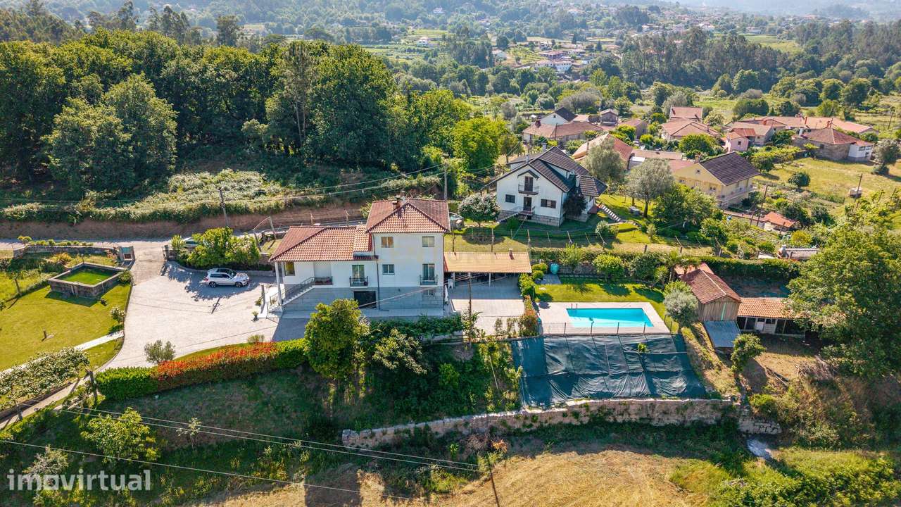 Moradia com 4 quartos, construída em pedra, situada em Oliveira, Arcos - Grande imagem: 3/32