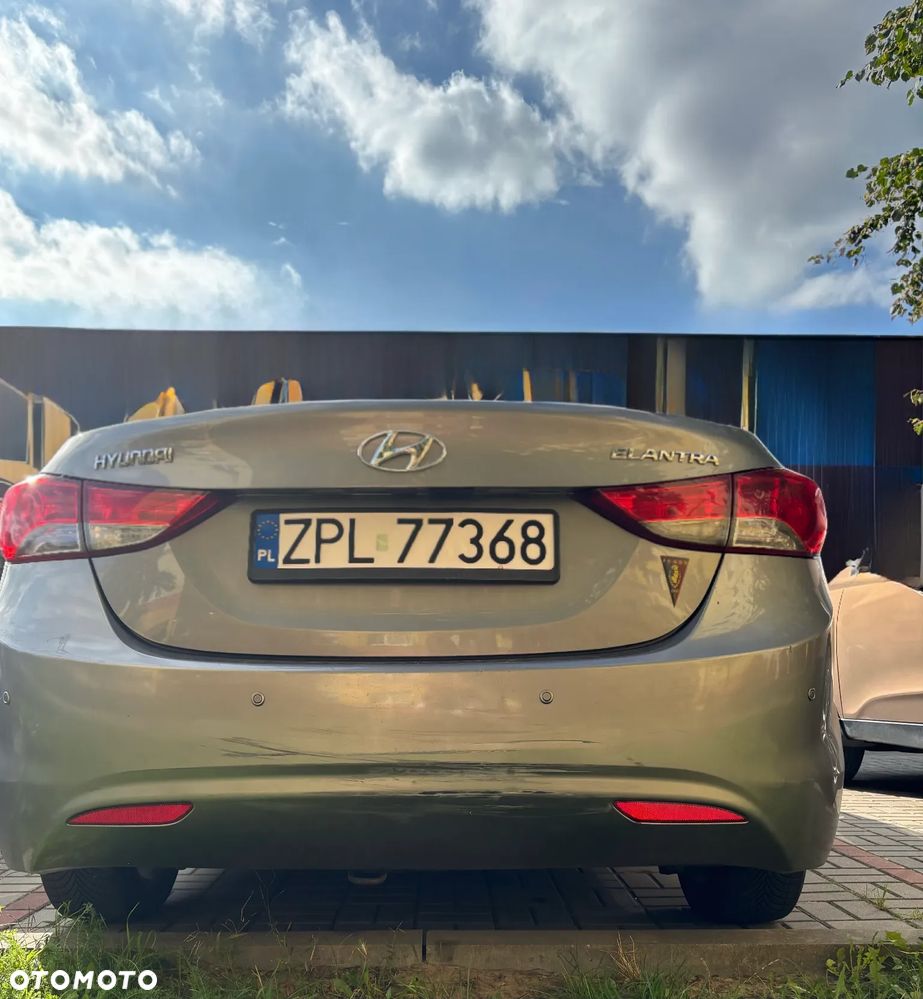 Hyundai Elantra 1.6 Classic + - 12