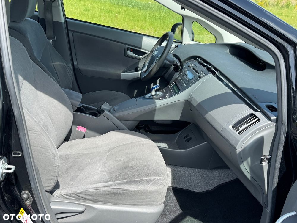 Toyota Prius (Hybrid) Life - 10