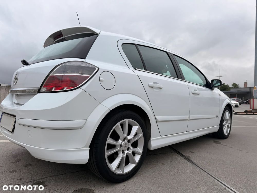 Opel Astra 1.6 Turbo White Edition - 1