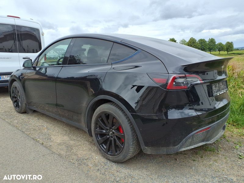 Tesla Model Y - 3