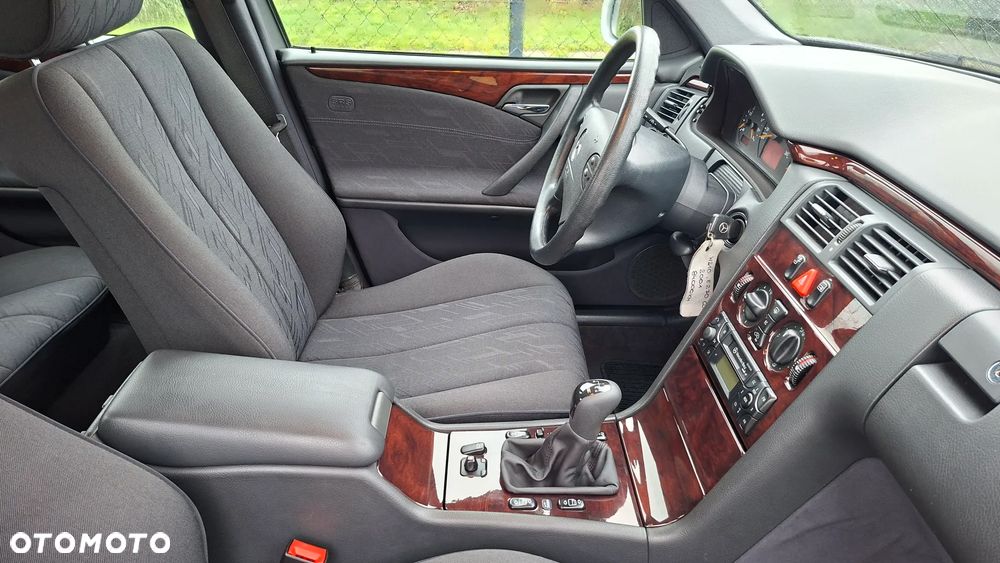 Mercedes-Benz Klasa E 270 CDI Classic - 21