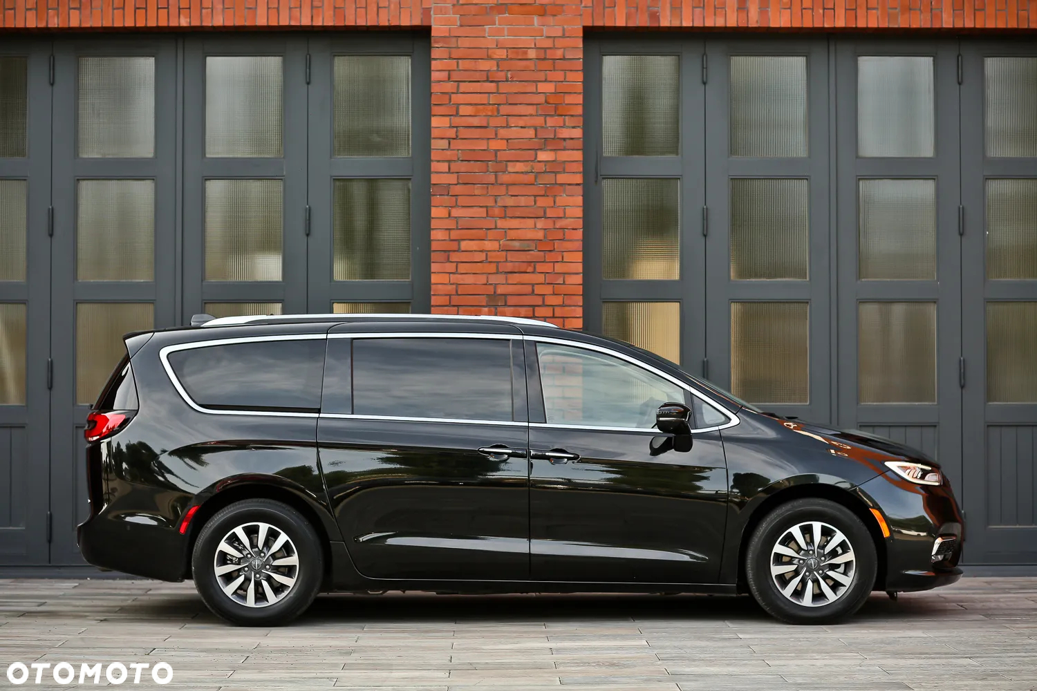 Chrysler Pacifica - 2