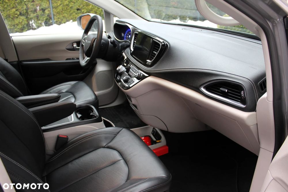 Chrysler Pacifica - 11