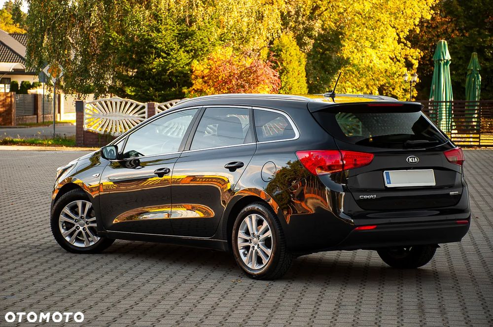 Kia Ceed 1.6 CRDi 128 ISG Dream Team Edition - 4