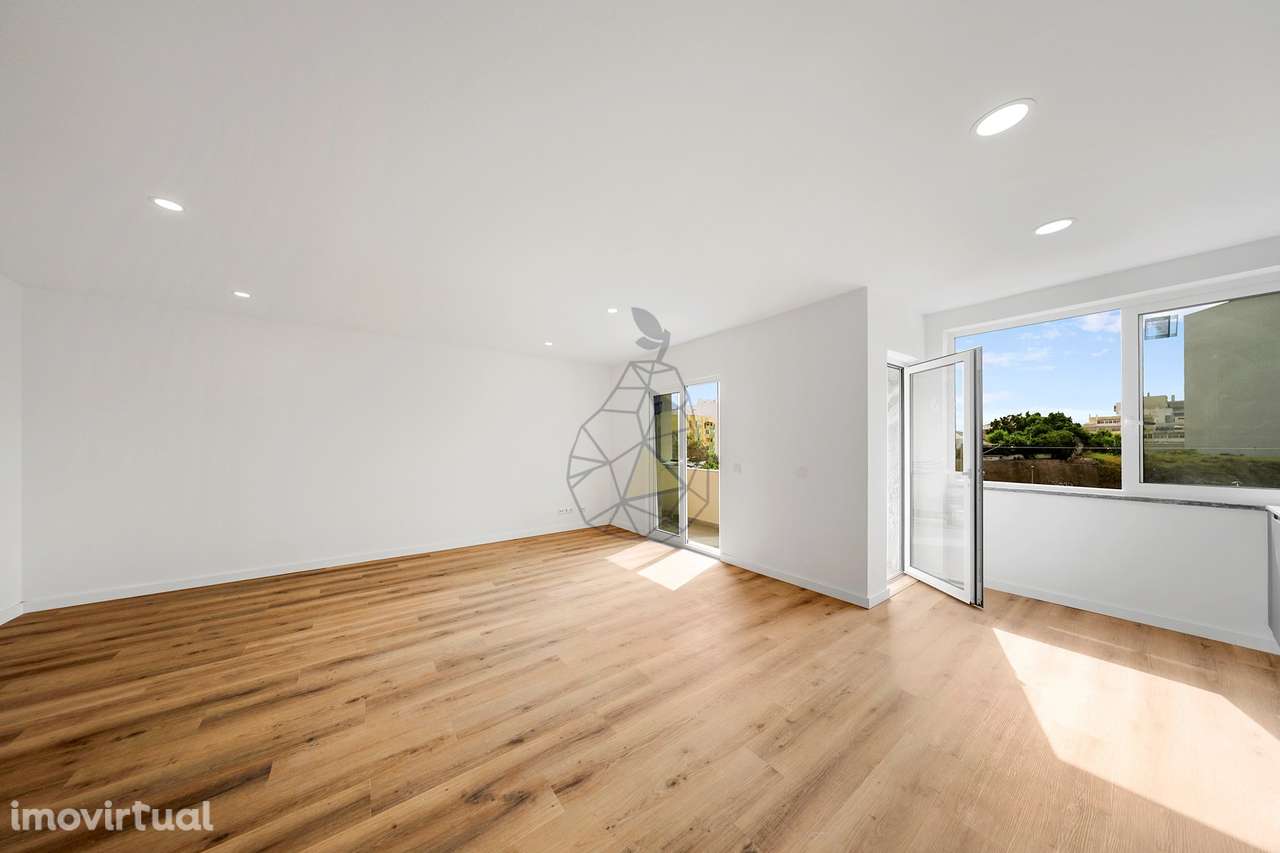 Apartamento T2 Remodelado com Varandas em Portimão - Grande imagem: 3/36