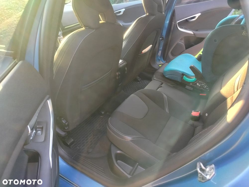 Volvo V40 D2 - 11