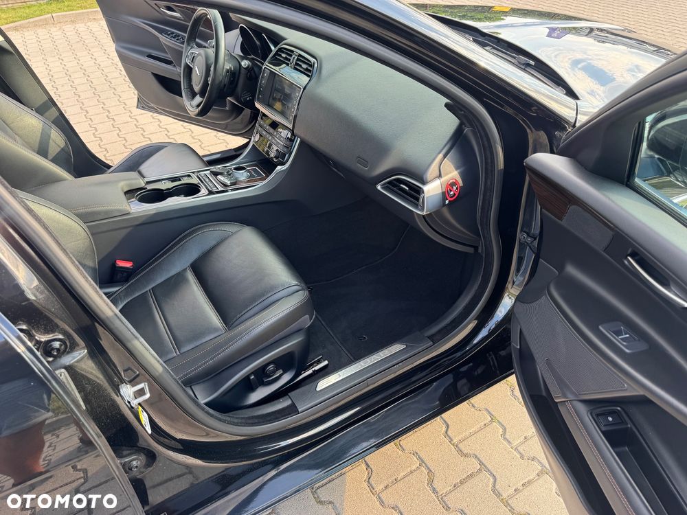 Jaguar XE 2.0 D AWD Prestige - 25