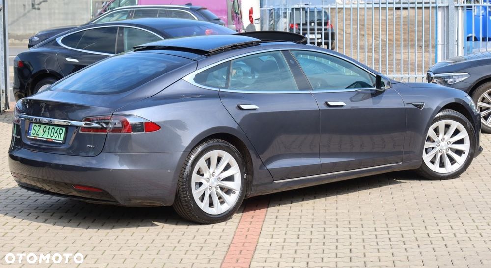 Tesla Model S - 5