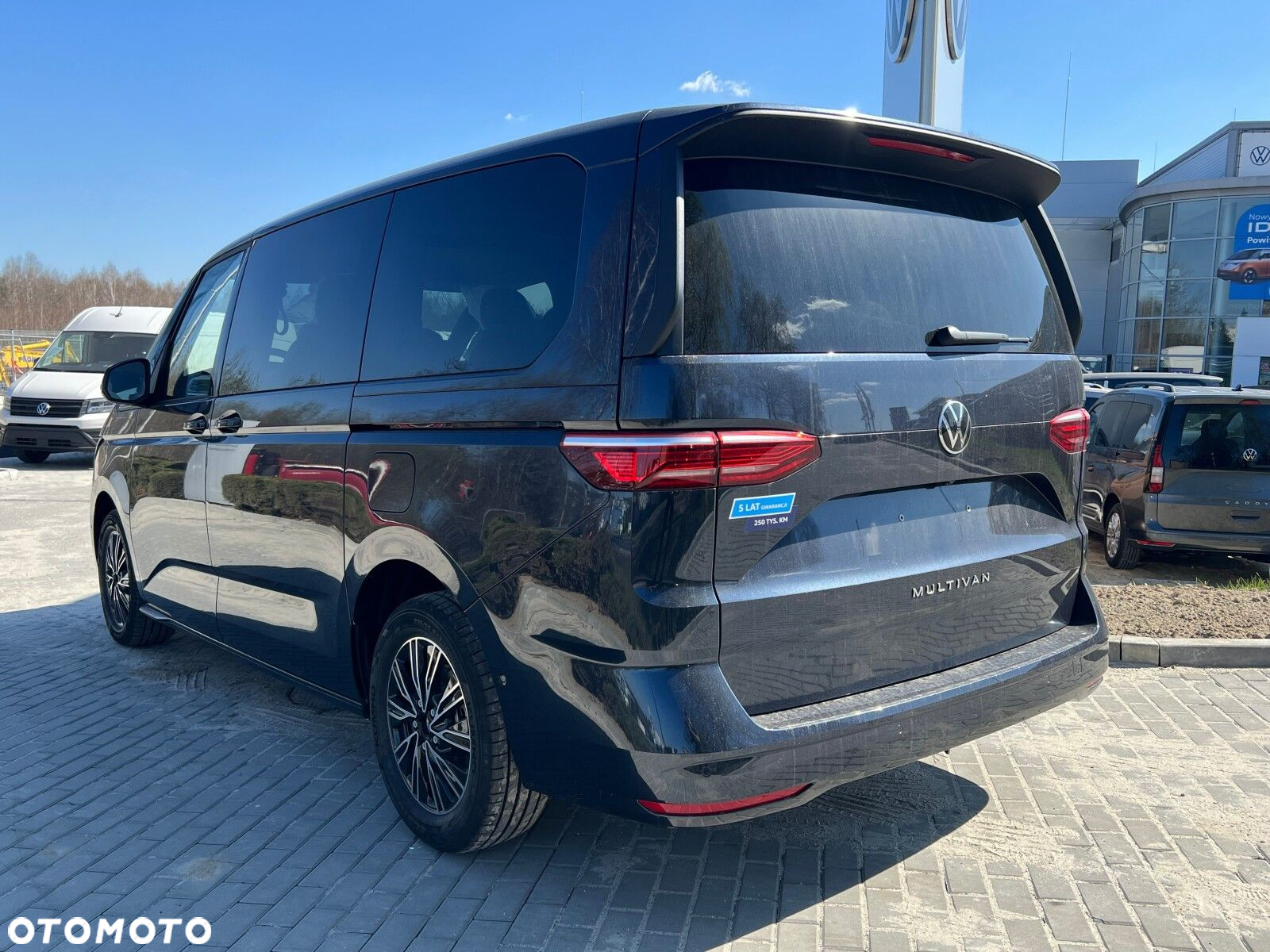 Volkswagen multivan Multivan Life L2 silnik: 2,0 l TDI SCR 110 kW / skrzynia biegów: 7-biegowa DSG rozstaw osi: 3124 mm - 4