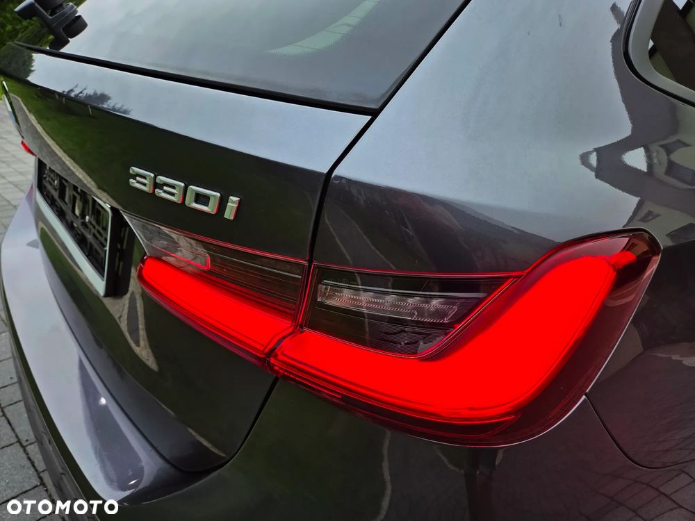 BMW Seria 3 330i Touring xDrive Sport Line - 18