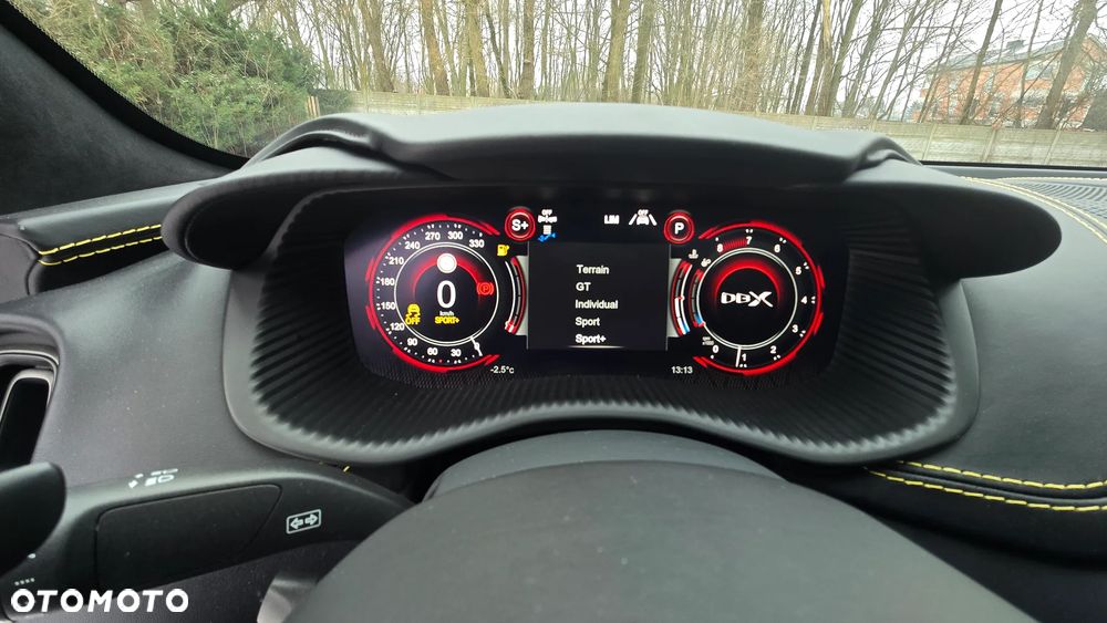 Aston Martin DBX - 10