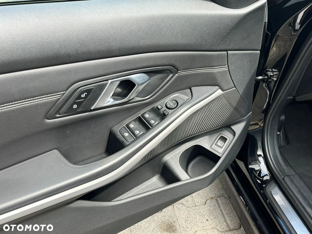 BMW Seria 3 318d mHEV - 23