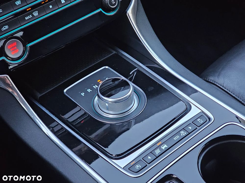 Jaguar XE 2.0 D Prestige - 38