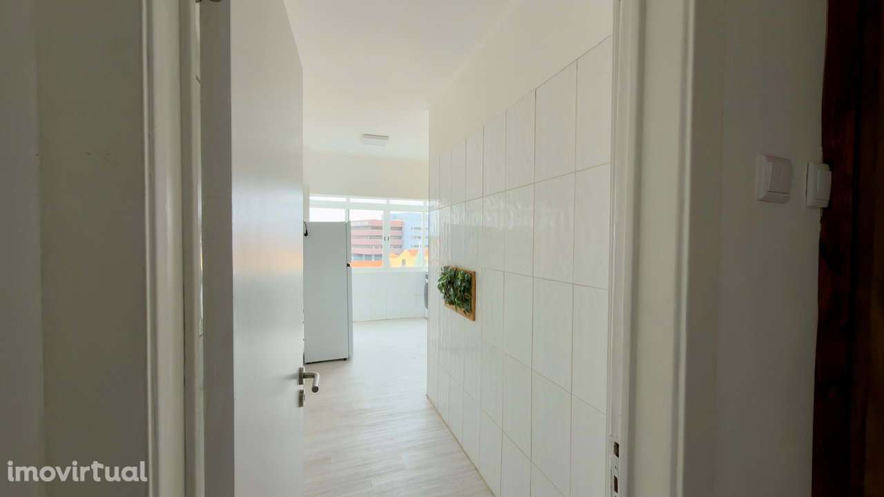 ARRENDAMENTO|T2 com Excelente Localização na Praça do Brasil | 2 Frent - Grande imagem: 5/25