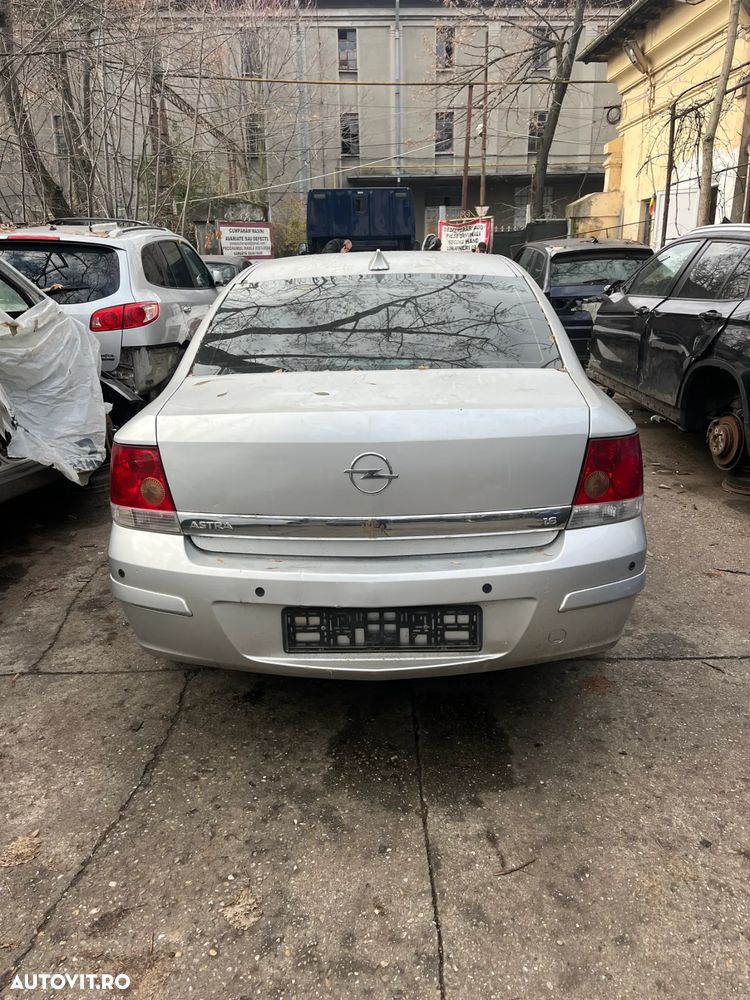 Dezmembrez Opel Astra H sedan gri argintiu Z157 1,6 benzina 2008 - 5
