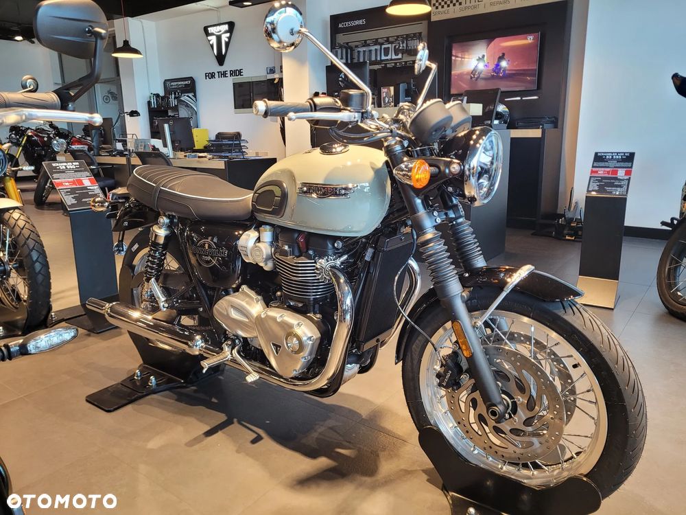 Triumph Bonneville - 2