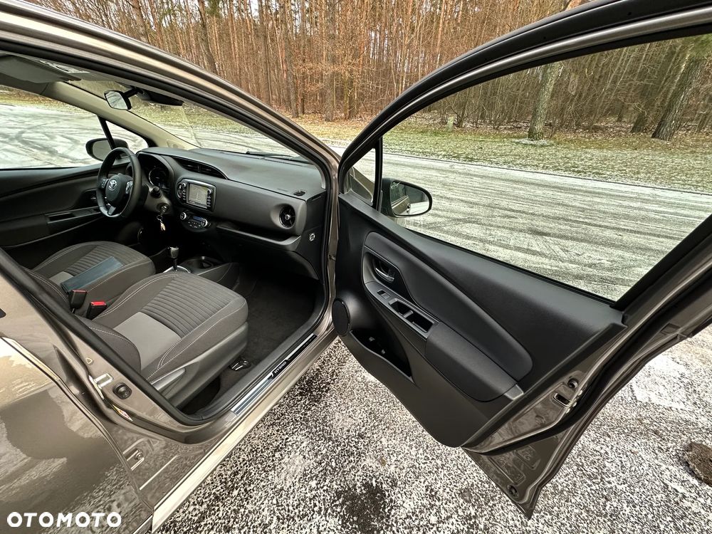 Toyota Yaris Hybrid 100 Business Edition - 27