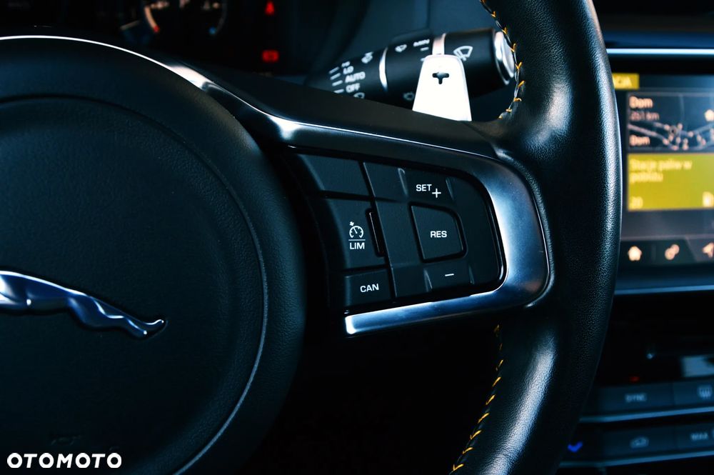 Jaguar XE 2.0 T AWD 300 Sport - 25
