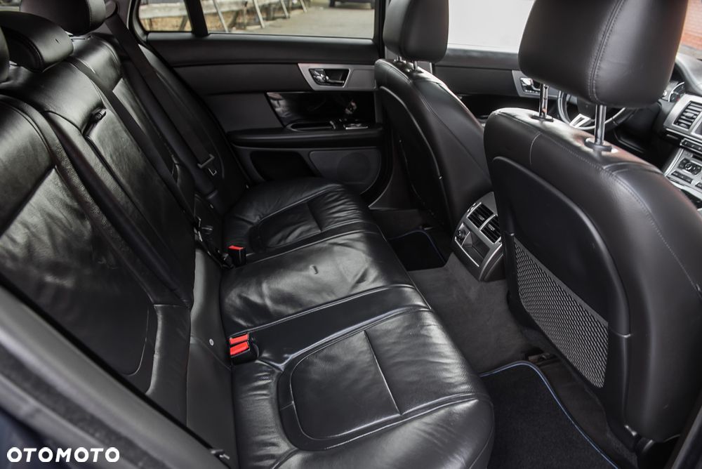 Jaguar XF 2.2 D Luxury - 32