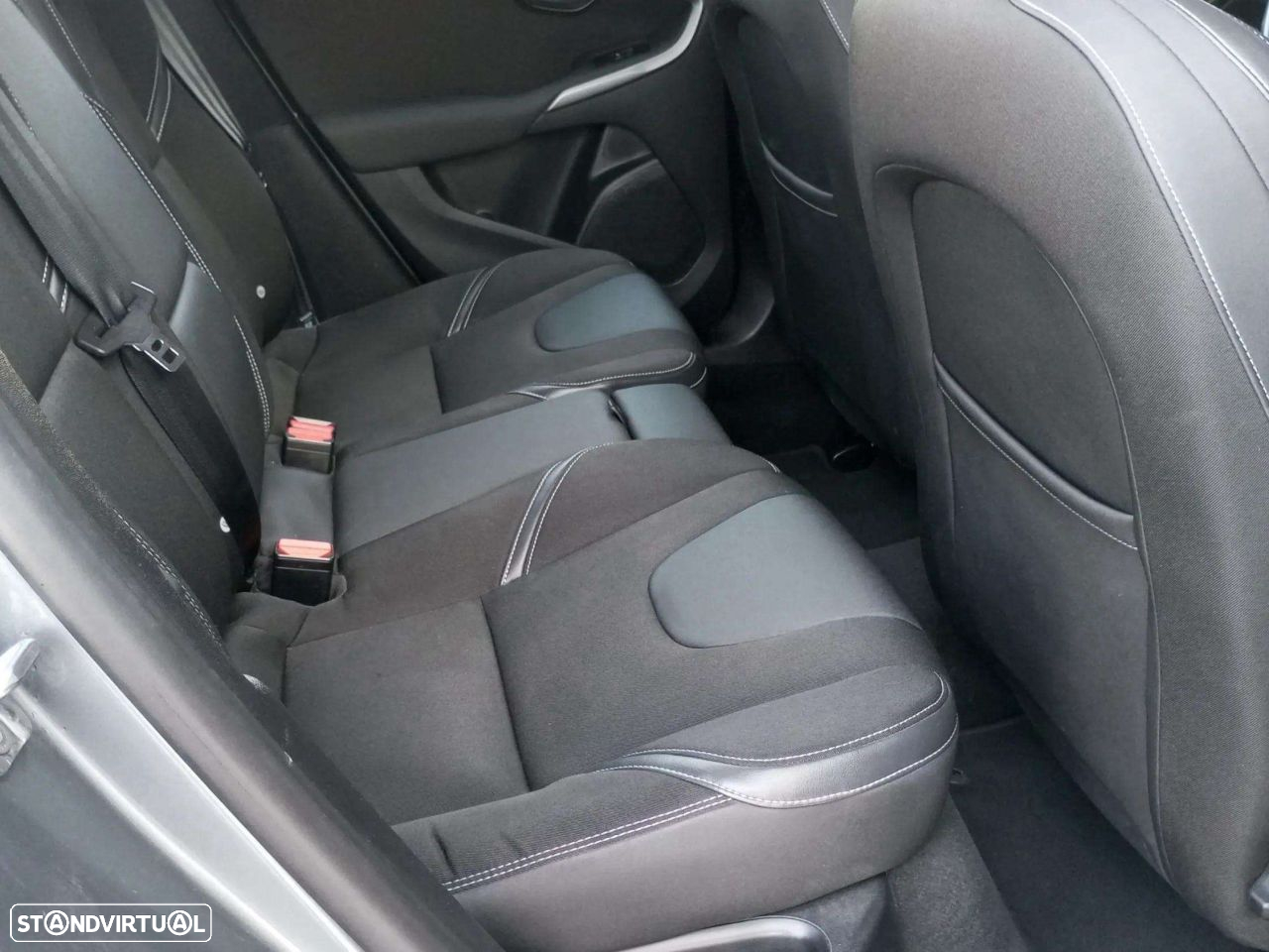 Volvo V40 2.0 D3 Momentum Geartronic - 16