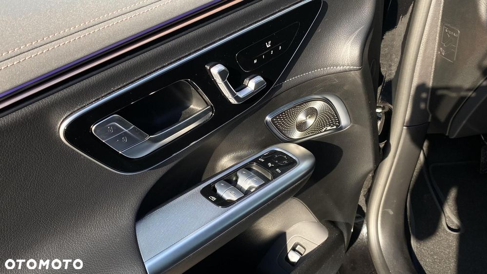 Mercedes-Benz EQE - 12