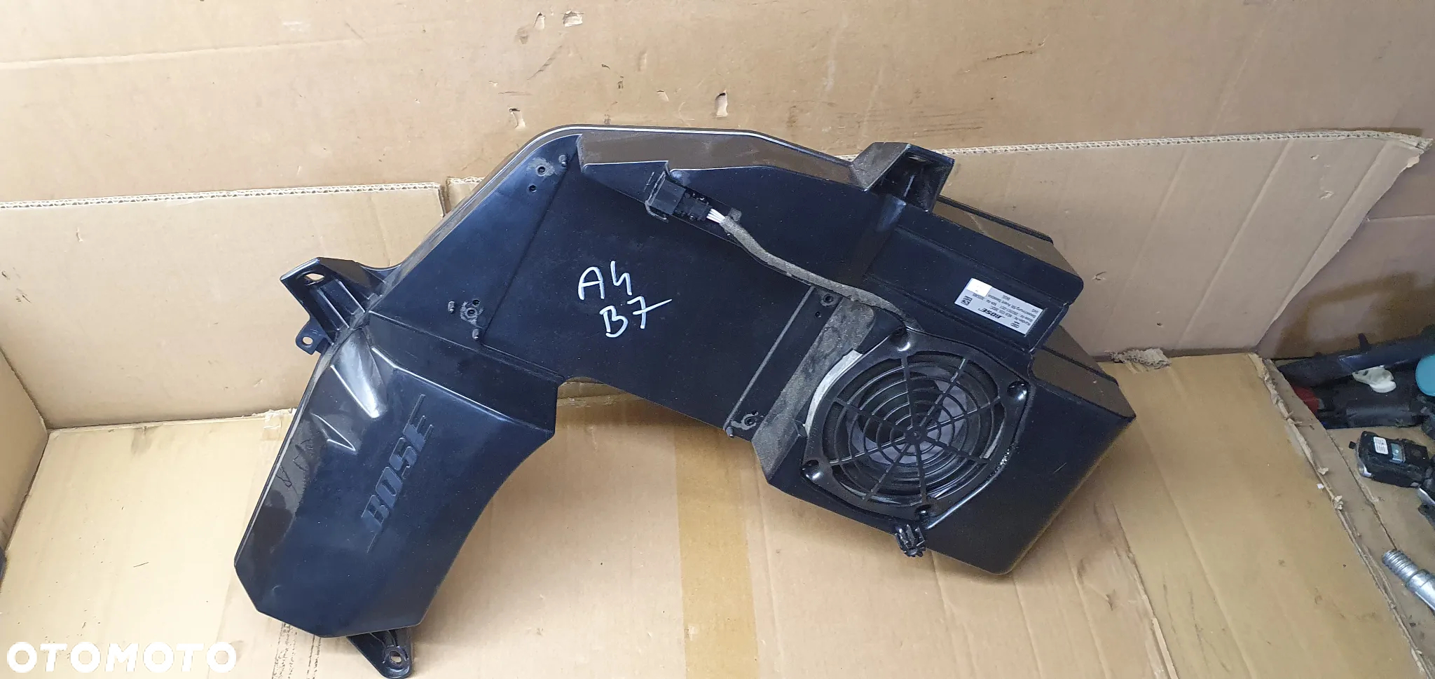 Głośnik subwoofer BOSE Audi A4 B7 8E9035382C - 2