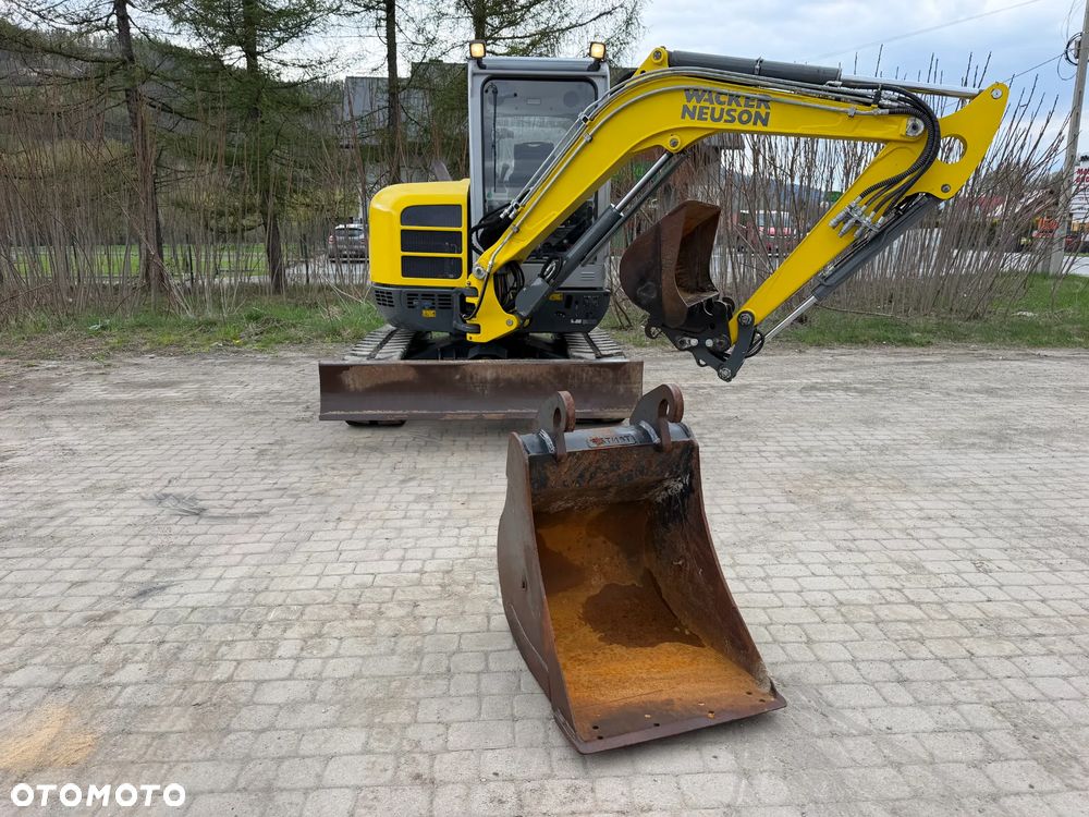 Wacker Neuson EZ53 Koparka Gąsienicowa 5,5 Tony. 2020 rok. 1772 mtg. Jak Nówka z salonu! ani deka luzów czy wycieków! Pochodzi z Gospodarstwa Norweskiego! Aktualne serwisy DEKRA BMWT 2027r. 2 łyżki. Silnik PERKINS 4 cyl. 52km. Maszyna Full wypasiona! Bogata wersja Norweska! Klima. Szybkozłącze Hydrauliczne. OKAZJA. Pełny Oryginał historia do sprawdzenia w Wacker autoryzowany! 4 sekcje Hydrauliczne. Po serwisach eksploatacyjnych. Ani Deka luzów i wycieków - 9