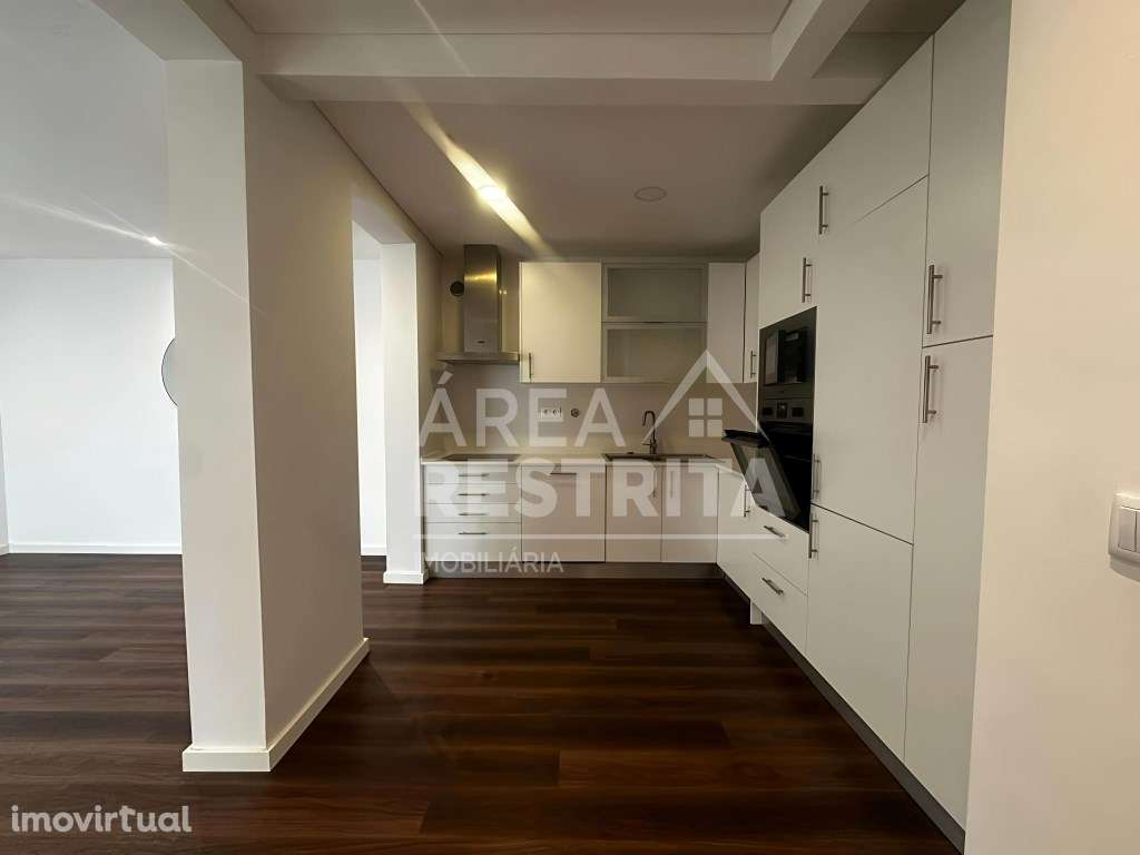APARTAMENTO T3 transformado em T2 , com logradouro , Almada - Grande imagem: 3/10