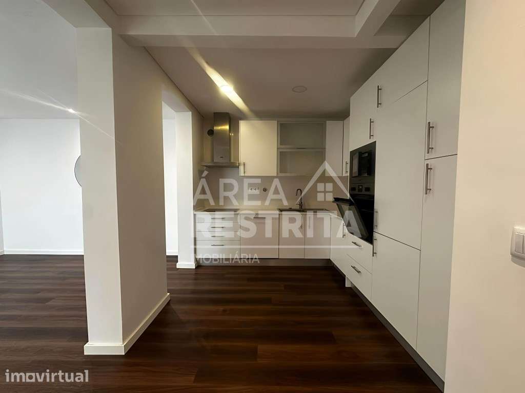 APARTAMENTO T3 transformado em T2 , com logradouro , Almada - Grande imagem: 3/10