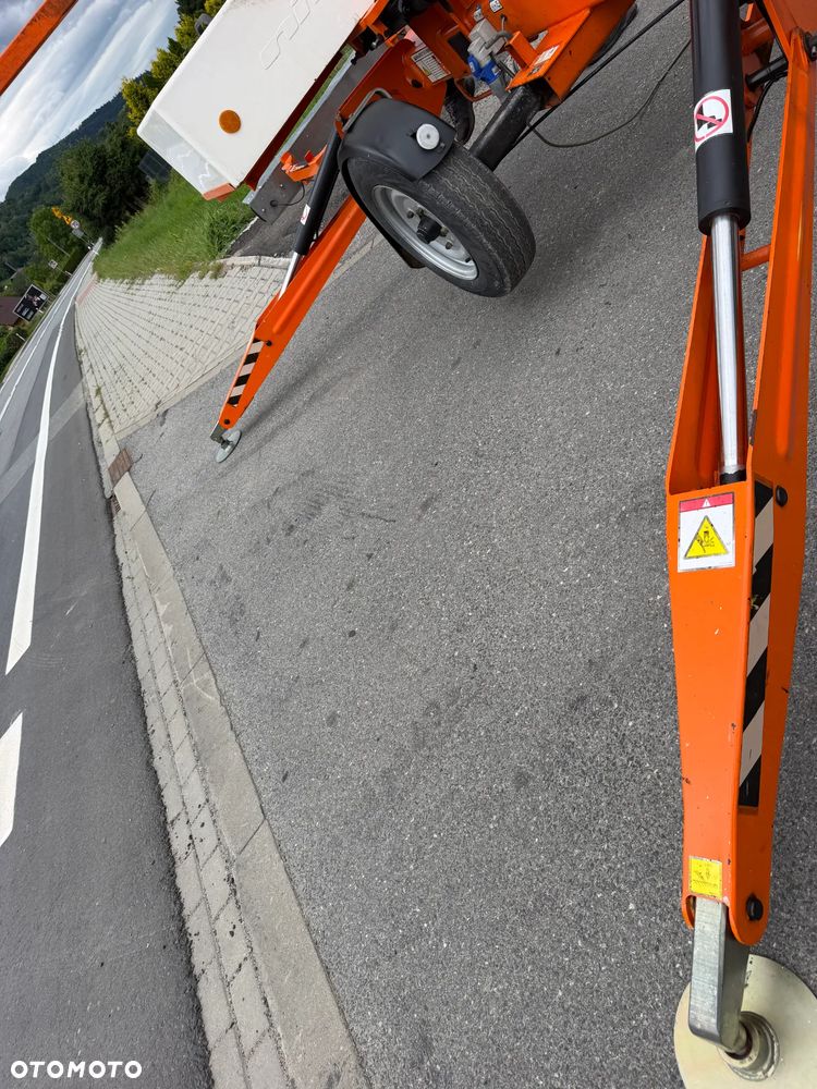 Nifty 120TAC Zwyżka koszowa 12 metrów Podnośnik HDS. jak nówka z salonu. 2016 rok. PRĄD 230v. 4 sekcje sterowania na dole. Nowy model! Z komuny Norweskiej. Używana była 1 raz do roku. Serwisowana w DEKRA do końca OKAZJA. Zwyżka Obrotowa. Poziomowanie kosza. Pełna Hydraulika. Sterowanie góra dół! Wysuwane ramie. Wieniec tryby zero zużycia! Ani deka luzów i wycieków.  Mała lekk i zwinna zwyżka o potężnym zasięgu. OKAZJA TANIO - 39