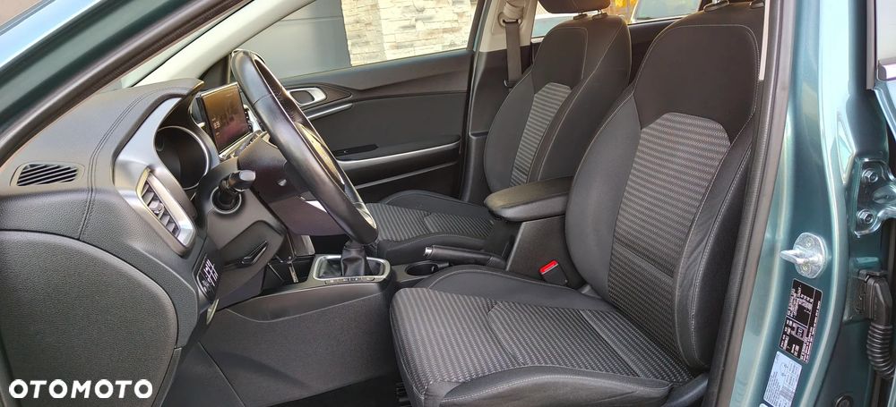 Kia Ceed ver-1-6-crdi-mhev-business-line - 17