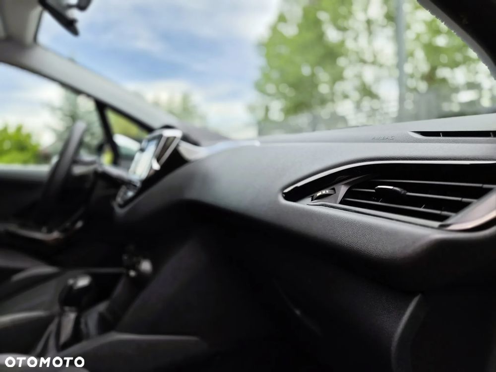 Peugeot 208 - 25