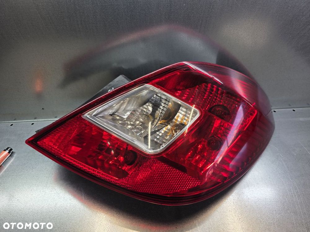 OPEL CORSA D 5D  LAMPA TYLNA PRAWA  93190951 - 1