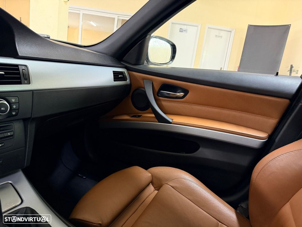 BMW 320 d Pack M - 23