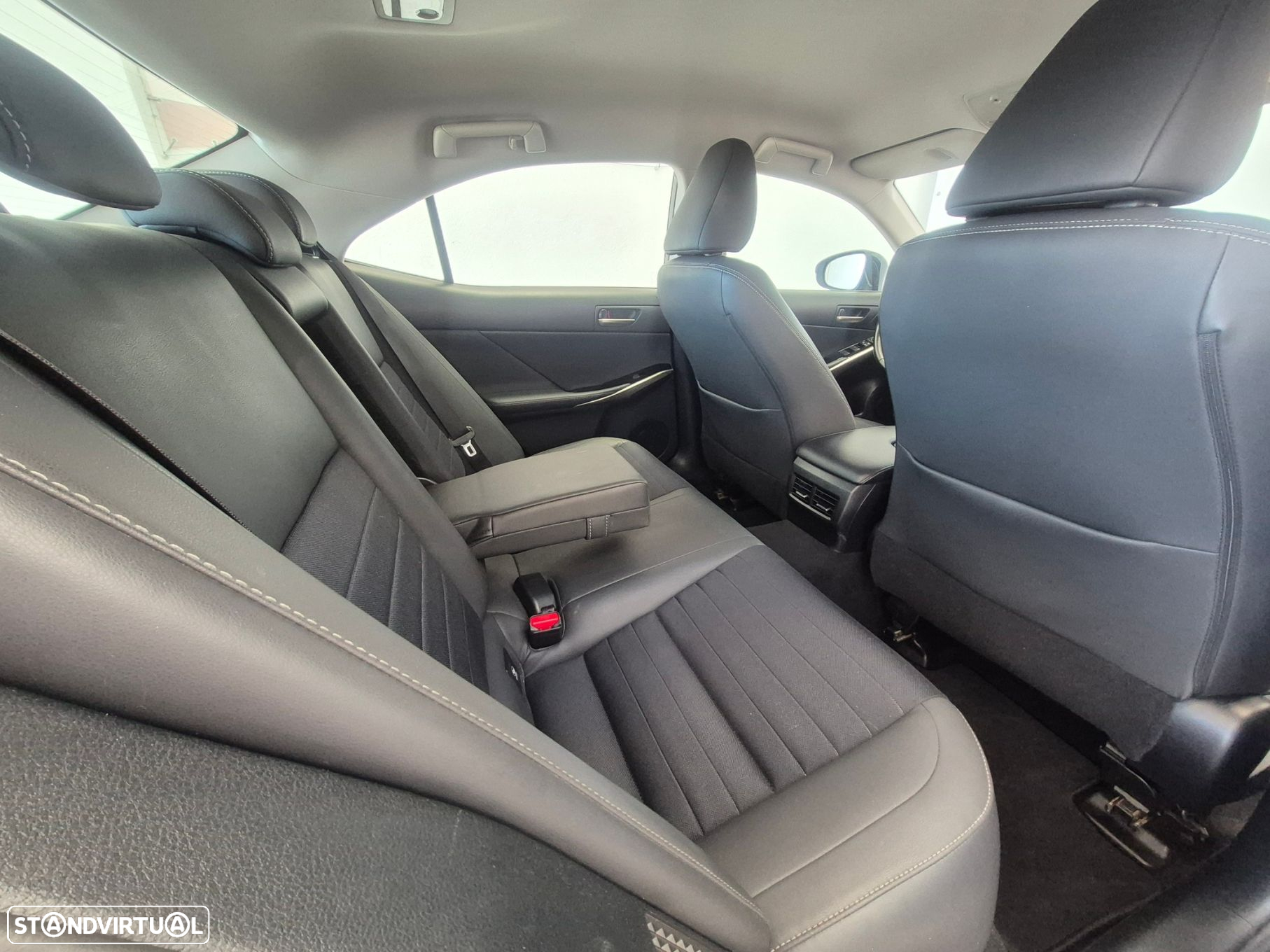 Lexus IS 300H Sport Edition - 26