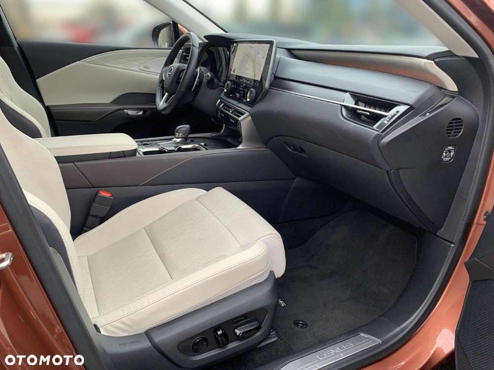 Lexus RX 450h+ Omotenashi - 13