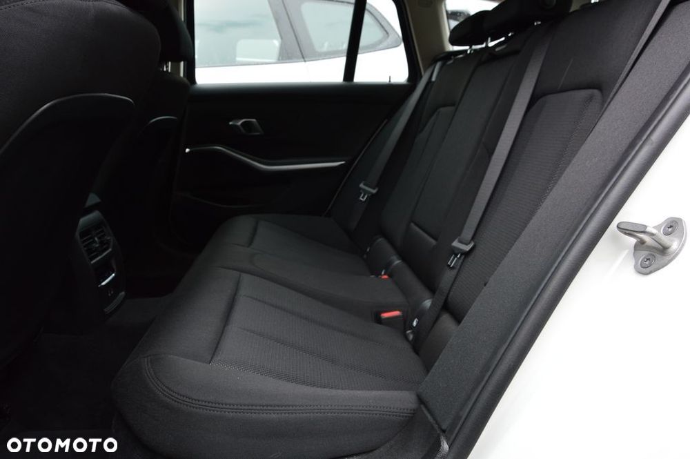 BMW Seria 3 318d mHEV - 13