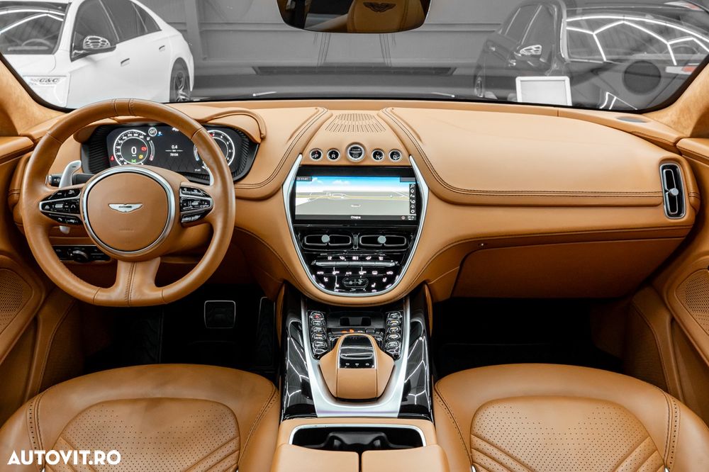 Aston Martin DBX - 10