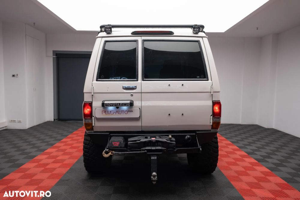 Toyota Land Cruiser - 39