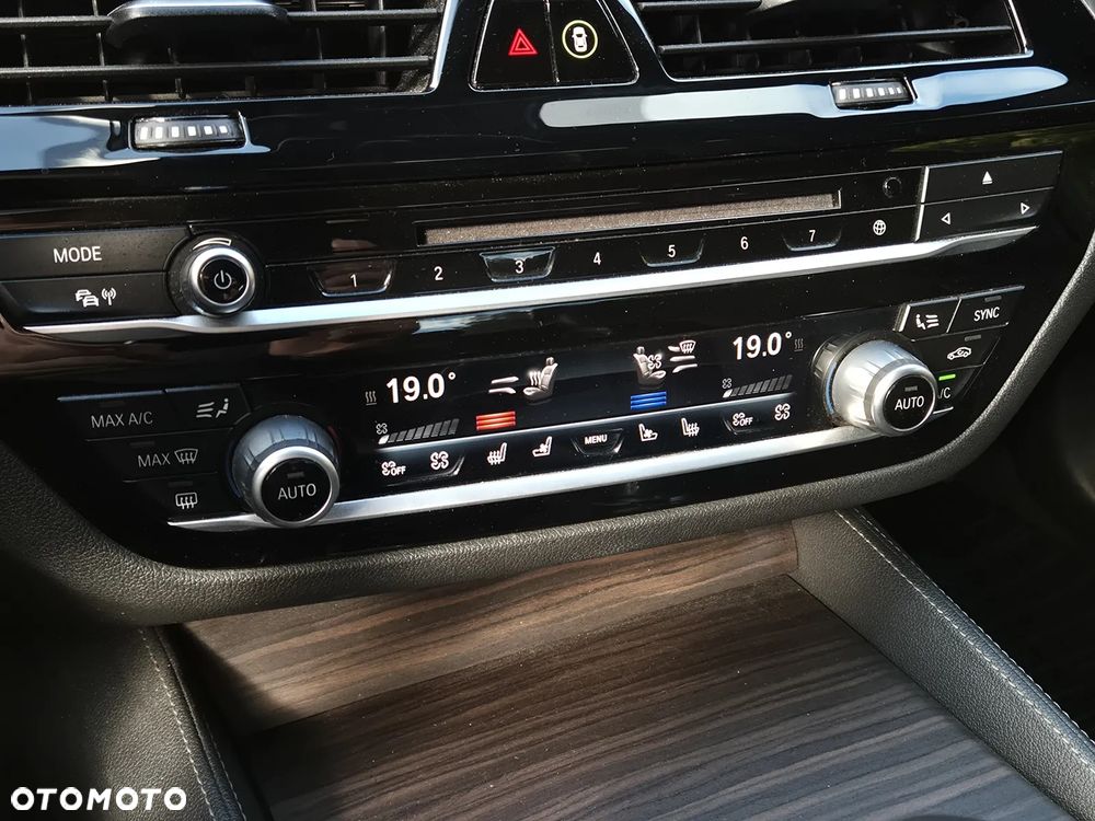 BMW Seria 5 520d xDrive Luxury Line sport - 34