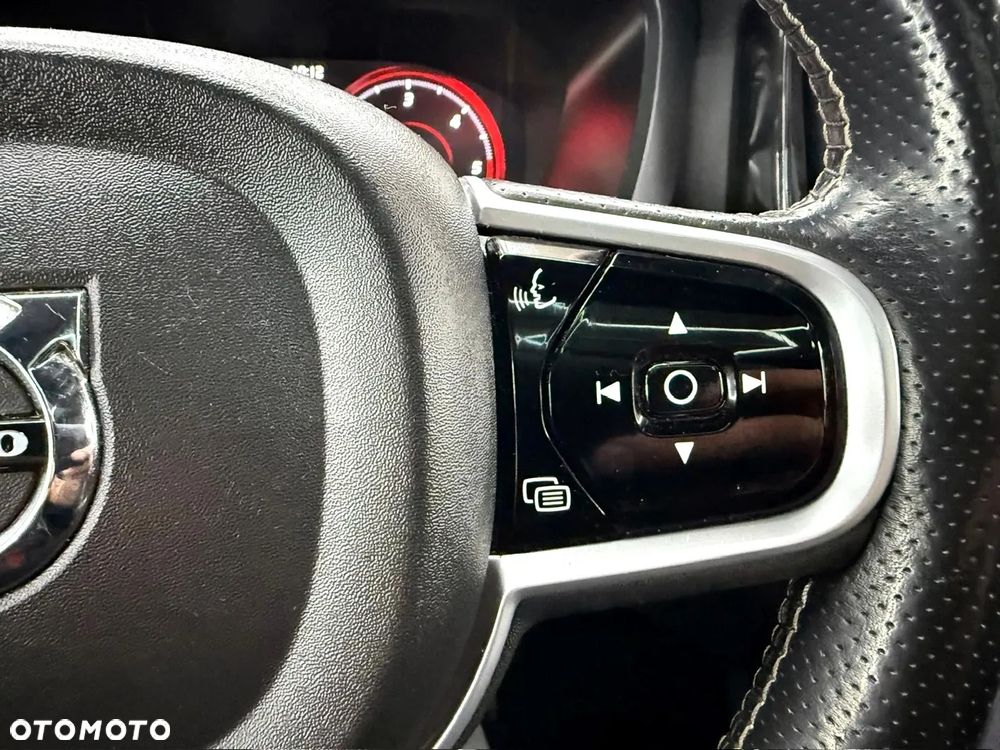 Volvo XC 60 D4 AWD Geartronic RDesign - 17