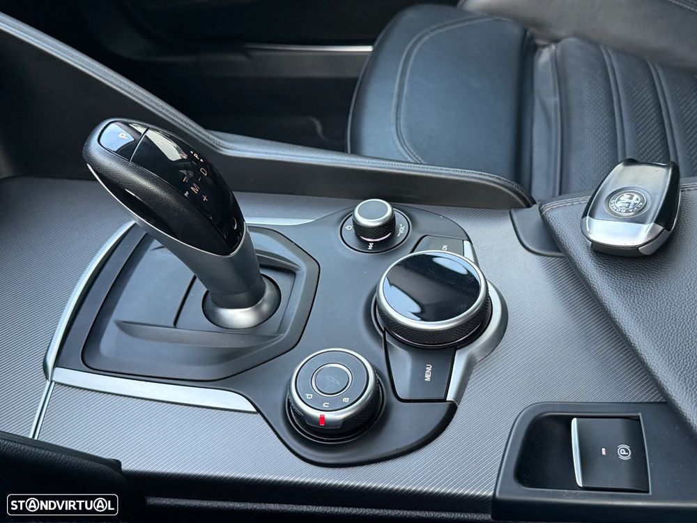 Alfa Romeo Giulia 2.0 Turbo 16V AT8-Q4 Veloce - 44