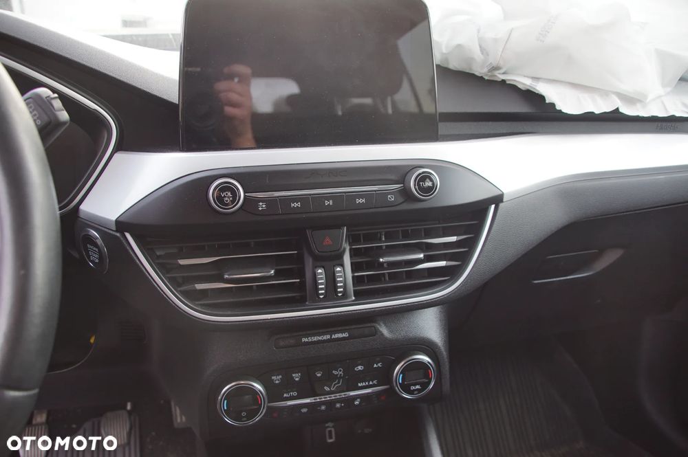 Auto na części - Ford Focus MK4 1.5 EcoBoost 150 KM YZDA JX6R-7F097-AHC Shadow Black 2019R Silnik Skrzynia Drzwi Szyba Klapa Lusterko Lampa Zderzak Deska Kokpit Sterownik Moduł Czujnik Licznik Wyświetlacz Kierownica - 13